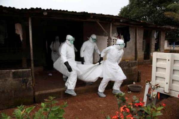 Aid workers remove ebola corpse from the home.