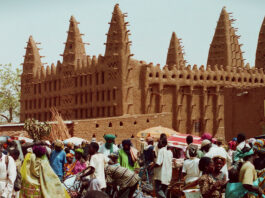 https://upload.wikimedia.org/wikipedia/commons/f/f2/Koro%2C_Mali.jpg