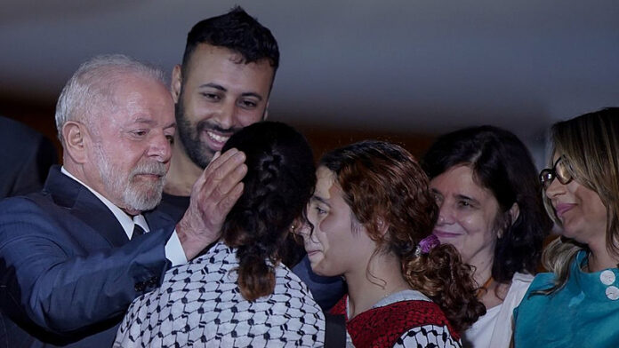 Group of people rescued from the Gaza Strip arrives in Brasilia - Rafa Neddermeyer/Agência Brasil